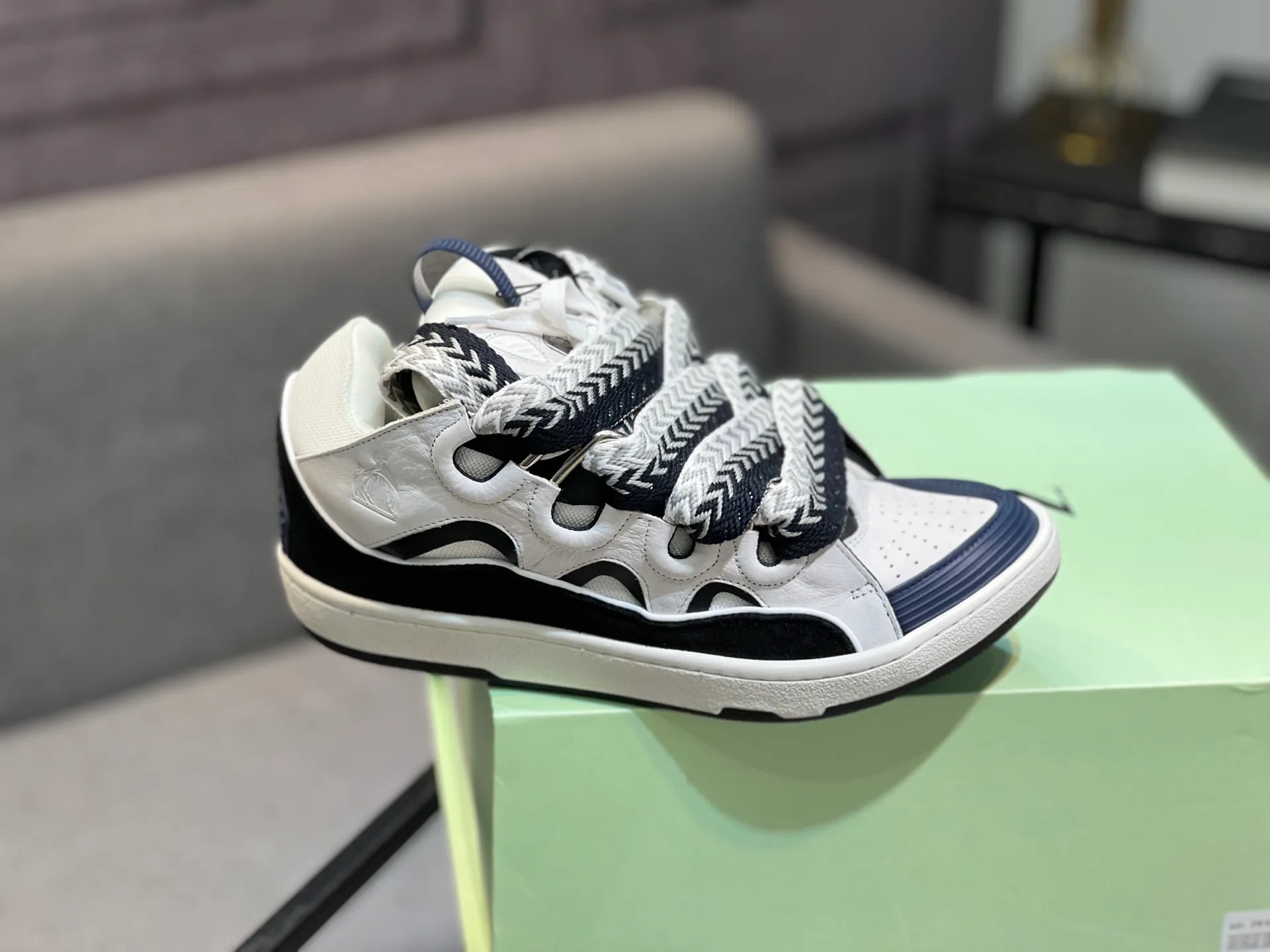 Men's men's shoes💰780 [LANVIN] Latest lace-up fashionable casual sneakers for couples High-quality CLAY couple series‼ ️ The latest trendy products of the season 🌈Many bloggers have planted grass and purchased the original open-mold customization. The upper and outsole are sewn with mark threads without edge sealing. Multiple material splicing combination design. Very versatile for fashionable and casual wear. Comfortable on the feet. Recommended for self-retention (upper cowhide + cow suede + breathable mesh) inner foot pad cowhide exclusive original open-mold clear logo rubber outsole ⚠️36-44 yards (45 custom-made)